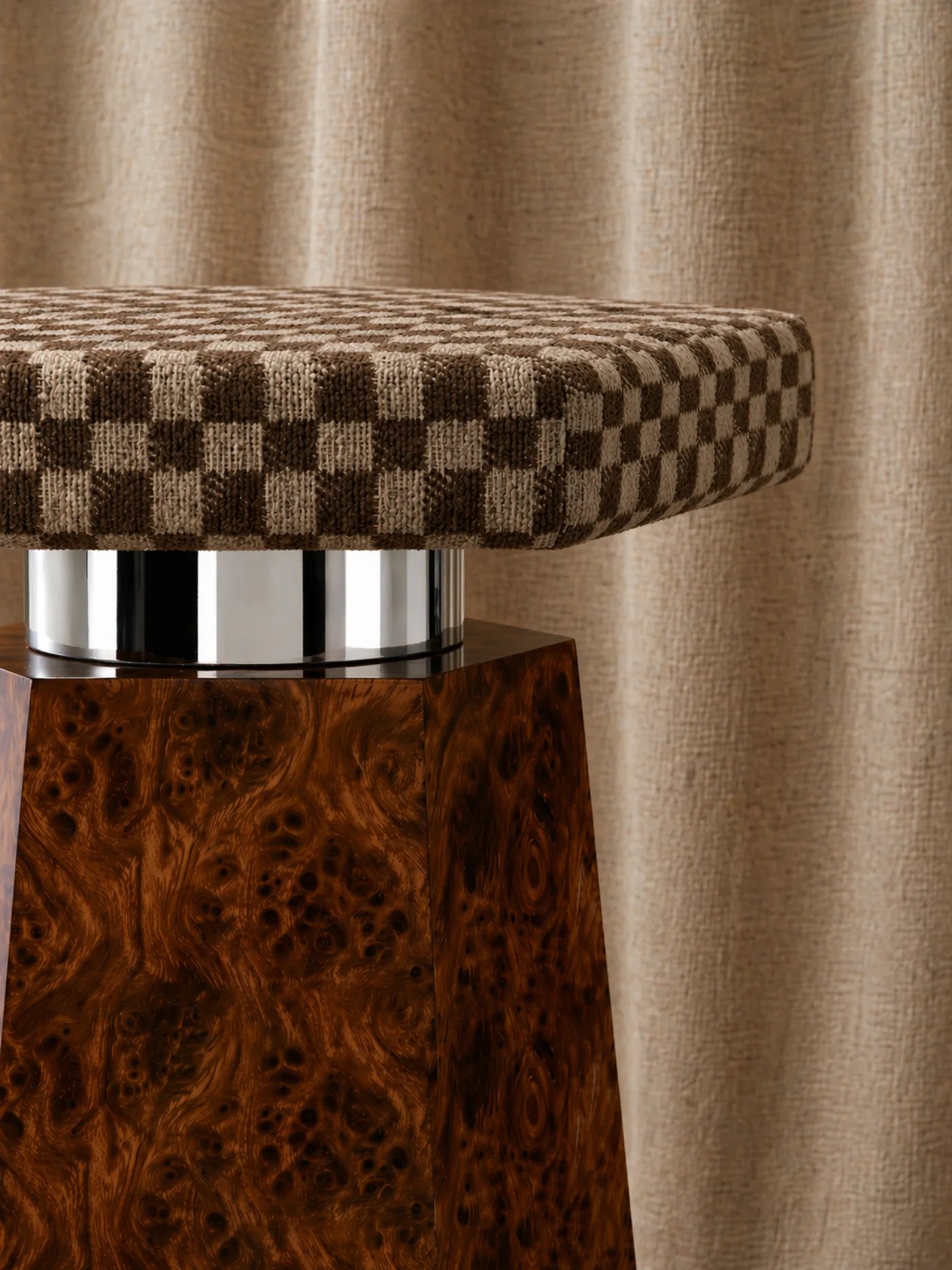 Détail de l'assise du tabouret en bouclé damier